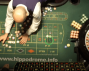 croupier a une table de roulette